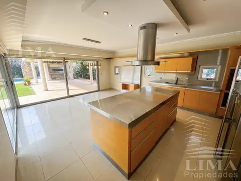 Casa en Alquiler con 3 cocheras