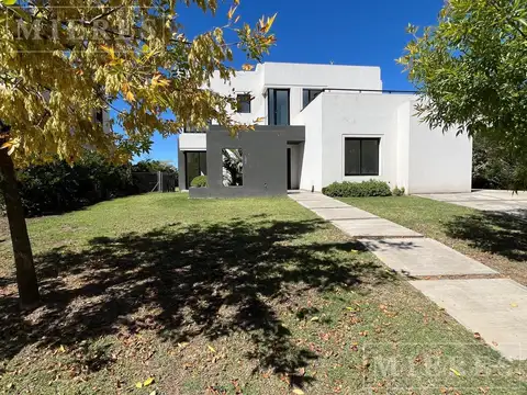 Casa en venta sobre lote interno  barrio Golf El Cantón