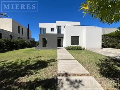Casa en venta sobre lote interno Barrio Golf El Cantón