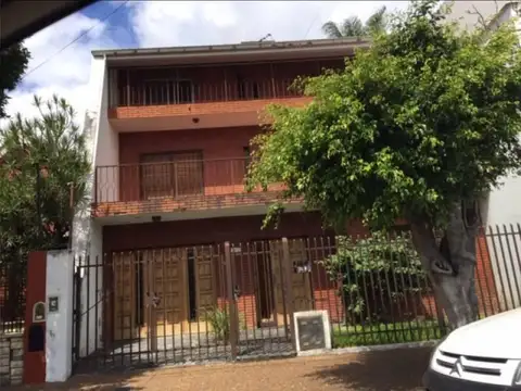 Sólida casa de excelente construcción en 3 plantas - Muy buena ubicación