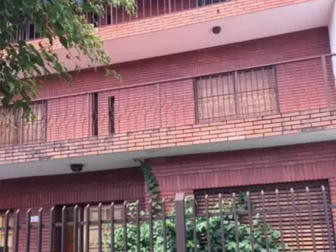 Sólida casa de excelente construcción en 3 plantas - Muy buena ubicación