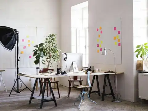 Av. Tte. Gral. Julio A. Roca 1200. Entre Crucero gral belgrano y Isabel la catolica