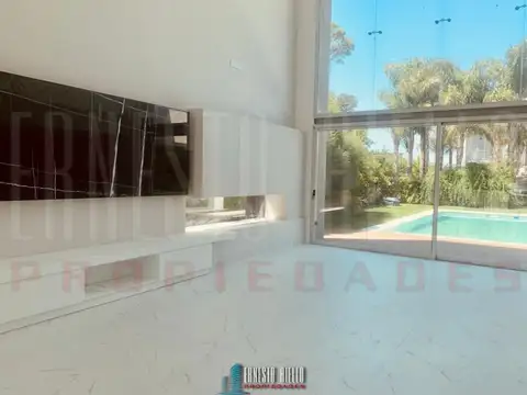 Casa en Venta con 2 cocheras