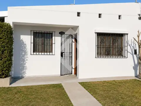 Casa en venta en Villa Rebeca + departamento independiente