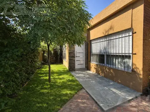 Casa en alquiler 3 ambientes con quincho y jardín cerca de Acceso Oeste - Ituzaingó