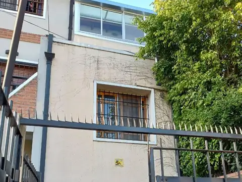 EN VENTA EN CIUDAD JARDIN TRIPLEX DE 4 AMBIENTES TODO HECHO A NUEVO ZONA CENTRICA - FICHA 9193
