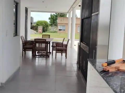 Casa 8 ambientes con 5 baños