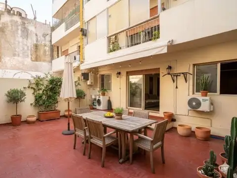Venta. 2 ambientes + patio. Flores.