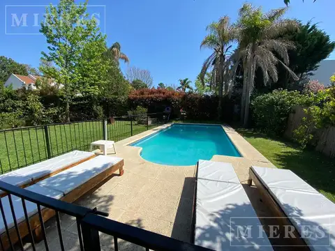Casa en Alquiler con 2 cocheras