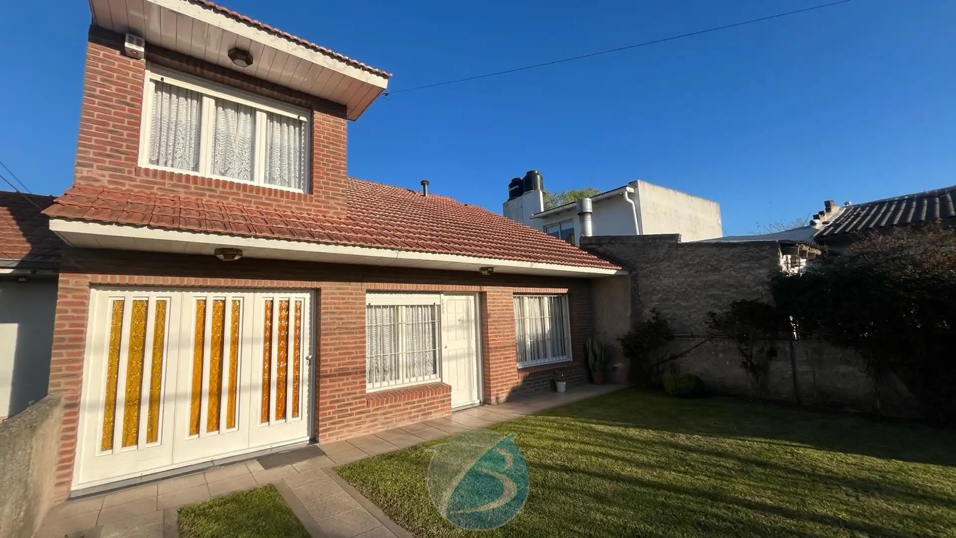 Casa 3 ambientes con parque y garaje departamento