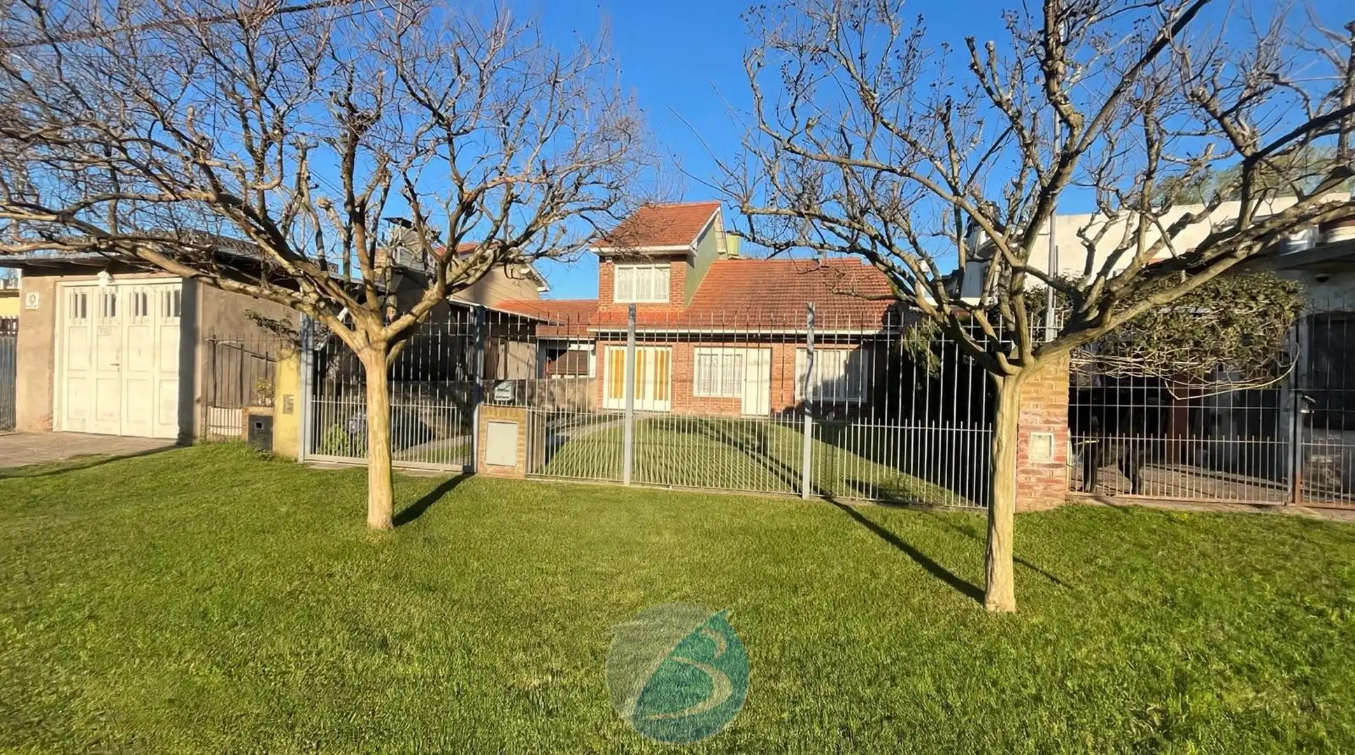 Casa 3 ambientes con parque y garaje departamento