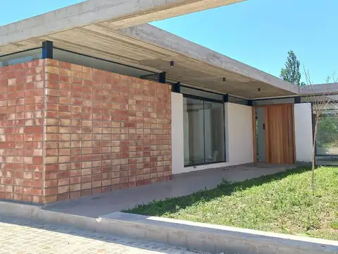 Casa 5 ambientes con 1 baño