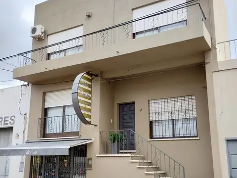 Casa 6 ambientes con 2 baños