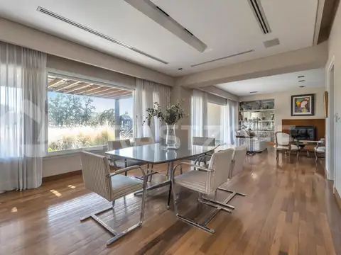 Casa 9 ambientes con 4 baños
