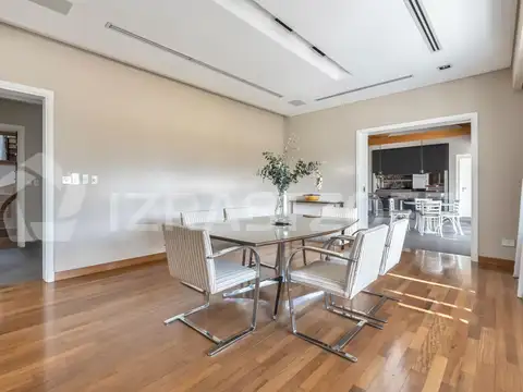 Casa en Venta con 9 cocheras