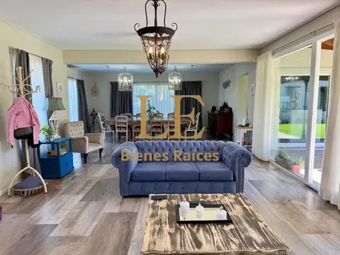 Casa 5 ambientes con 4 baños