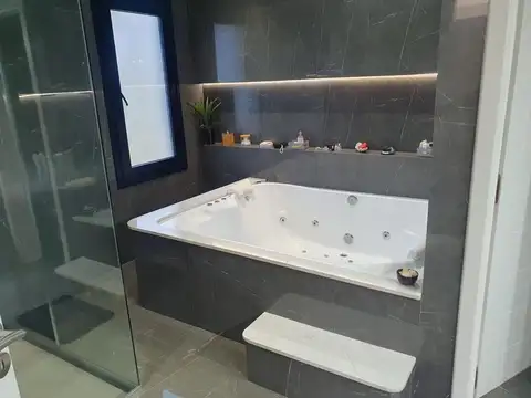 VENTA CASA 5 AMBIENTES PILAR PRIVADO