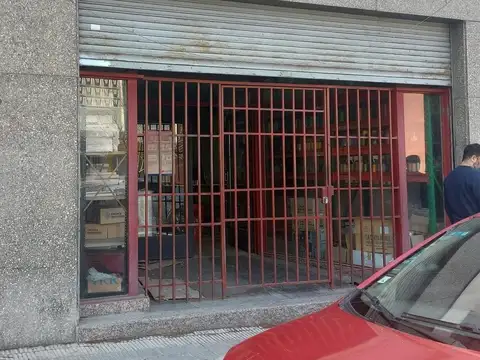 LOCAL COMERCIAL CON ENTRE PISO Y OFICINAS  . RIVADAVIA 838