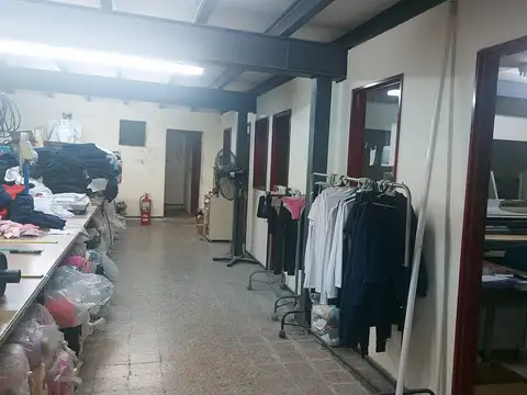 LOCAL COMERCIAL CON ENTRE PISO Y OFICINAS  . RIVADAVIA 838