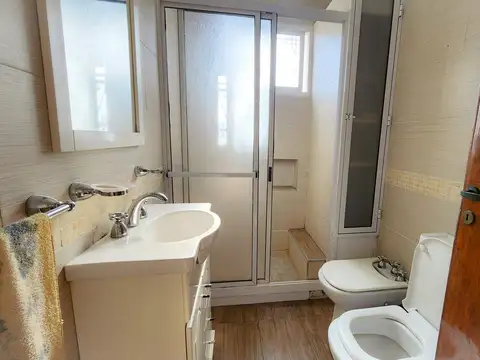 ALQUILER - COMODO Y AMPLIO PH DE 3 AMBIENTES - BALCON Y TERRAZA