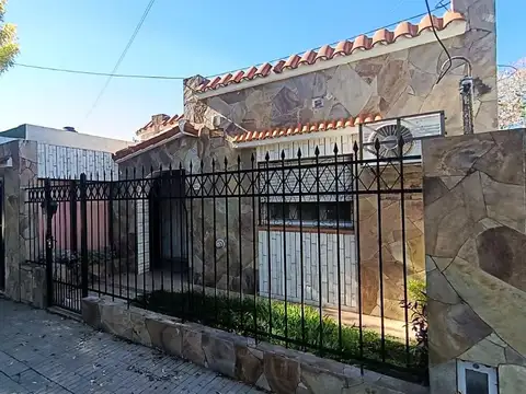 Venta casa 3 dormitorios, cochera, patio, jardín y pileta en VGG