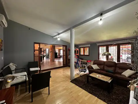 Casa en Venta con 2 cocheras