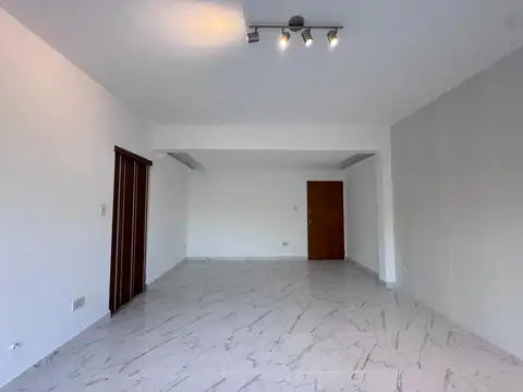OFICINA EN ALQUILER EN IMPECABLE ESTADO - BAJAS EXPENSAS.