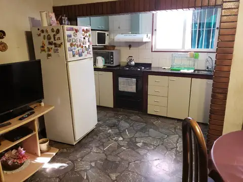 Casa 6 ambientes con 2 baños