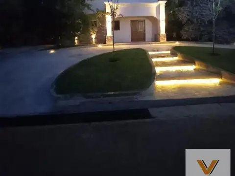 Casa en venta - 3 Dormitorios 3 Baños - 980Mts2 - Fincas del Lago