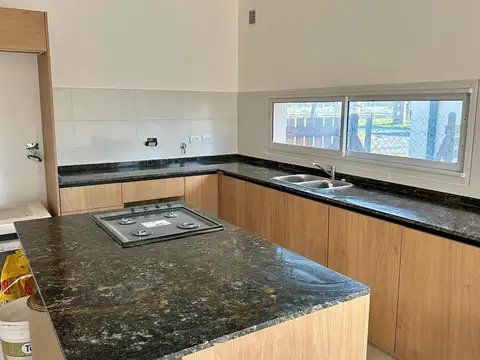 Casa 5 ambientes con 3 baños