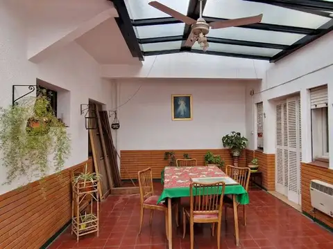 Casa 8 ambientes con 3 baños