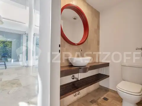 Casa en Venta con 3 cocheras