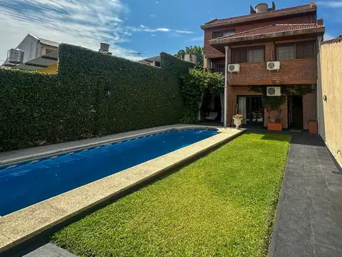 Casa en venta 6 ambientes jardin y pileta Martinez