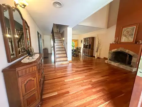 Casa en venta 6 ambientes jardin y pileta Martinez