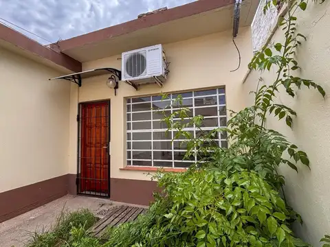 Venta casa interna, 2 patios, barrio tranquilo