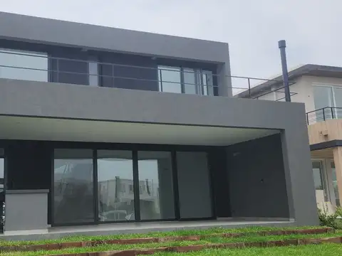 Casa 6 ambientes con 6 baños