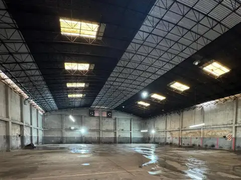 Galpón en alquiler - 2 Oficinas 3 Baños - 1.000Mts2 - Avellaneda