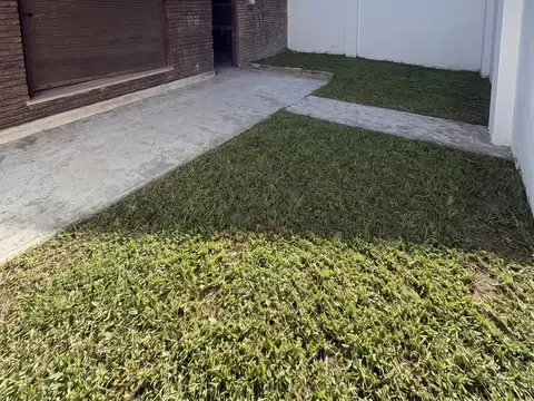 Casa de 2 dormitorios a reciclar con jardín en venta en Rosario - Zona sur