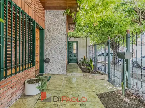 Venta Casa 4 ambientes con cochera y patio en Villa Bosch