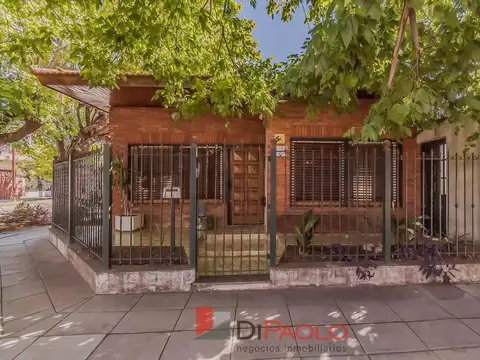 Venta Casa 4 ambientes con cochera y patio en Villa Bosch