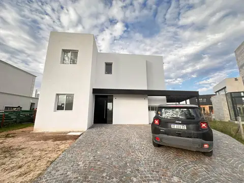 Excelente casa, 2 plantas, 3 dorm, lote interno usd 310.000.