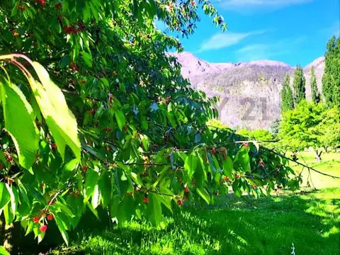 VENTA CASA DE 700M2 , SOBRE FRACCION DE 3,5HA FRENTE A CASCADA EL HOYO CHUBUT