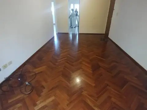 Amplio departamento de dos dormitorios con cochera en alquiler en Centro.