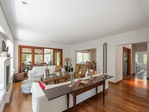 Casa en Venta con 3 cocheras