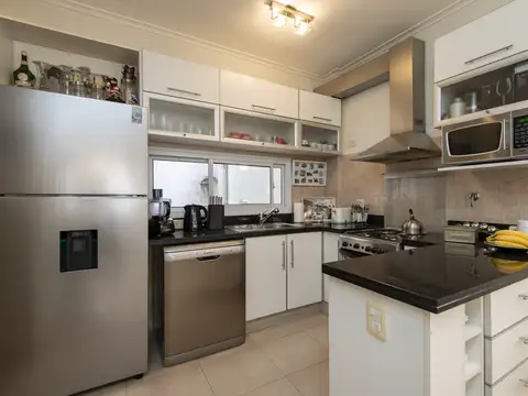 Departamento de 3 dormitorios con cochera en venta en La Plata sobre Calle 8 y 48 [Cod: ]