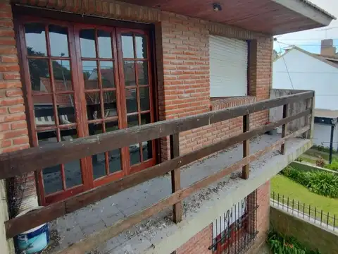 Venta. ph 3 ambientes con balcón saliente.