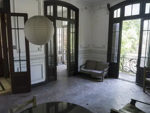 PH de 6 ambientes con dependencias y terraza.