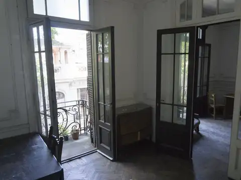 PH de 6 ambientes con dependencias y terraza.