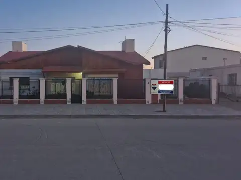 VENTA CASA DE 3 DORMITORIOS CON GALPON - SARMIENTO