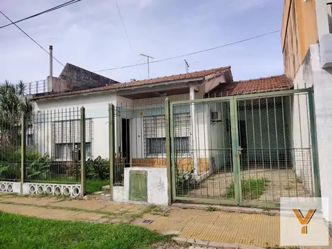 Casa en venta - 2 dormitorios 1 baño - patio - cochera - 280mts2 - Castelar